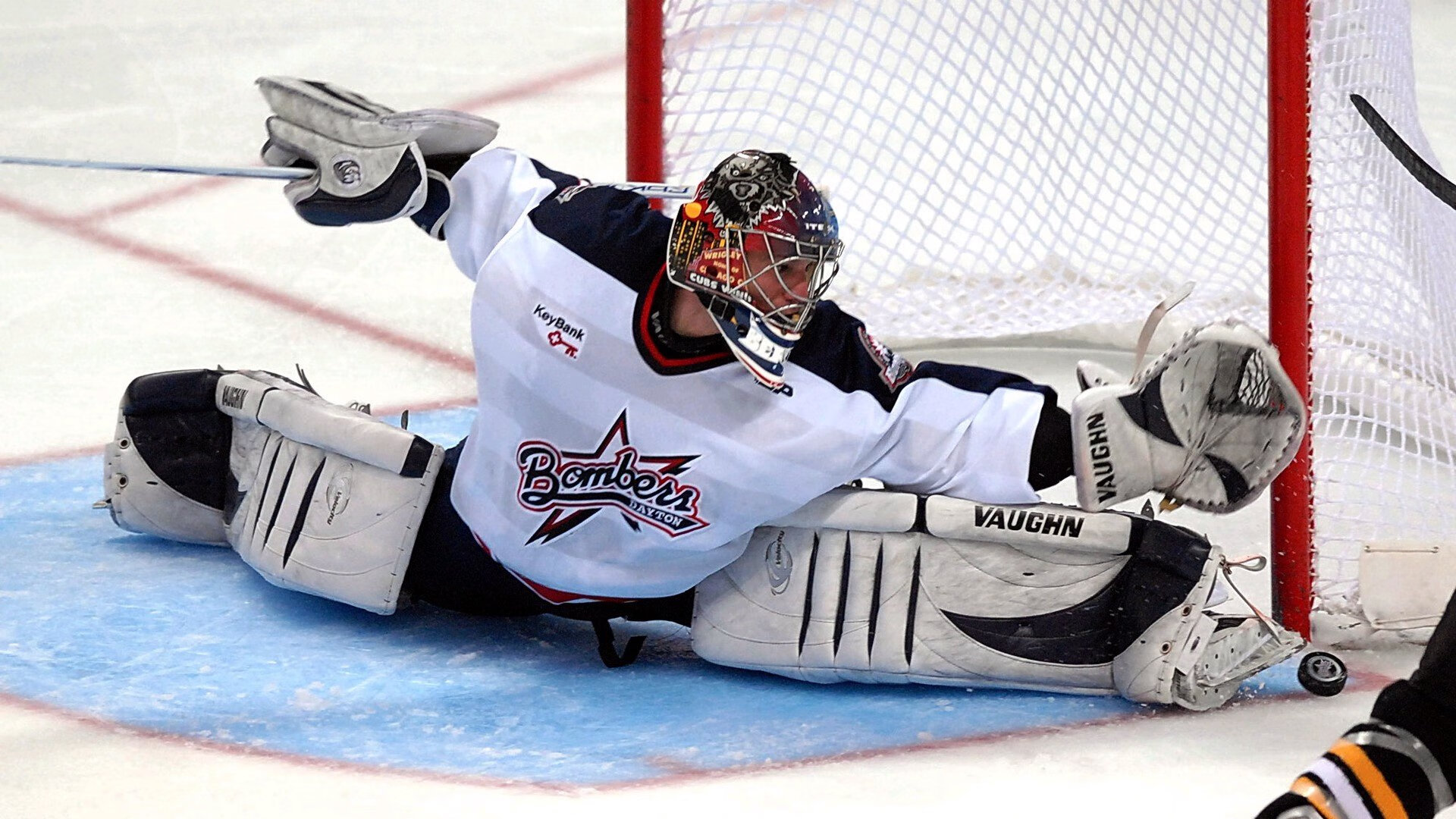 爱游戏中国-上海队在新一轮比赛中展现出惊人实力，上海队队员